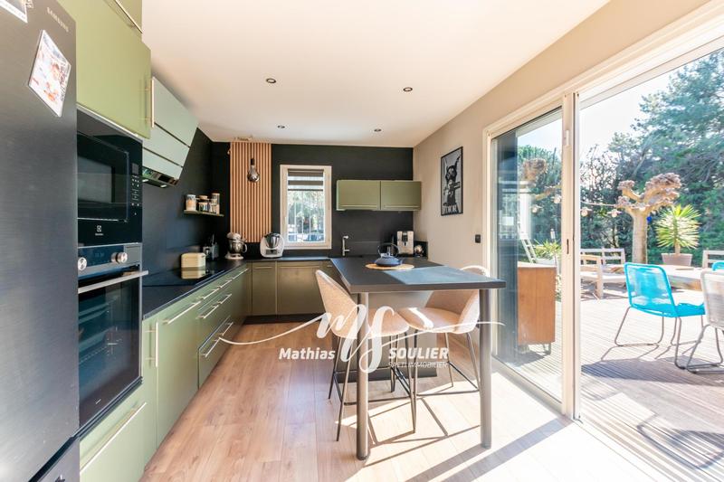 Maison - 300 m² - 8 pièces