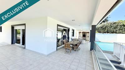 Maison - 238 m² - 9 pièces