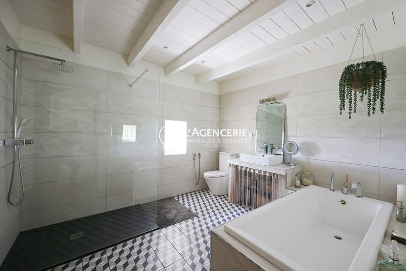 Maison - 360 m² - 12 pièces