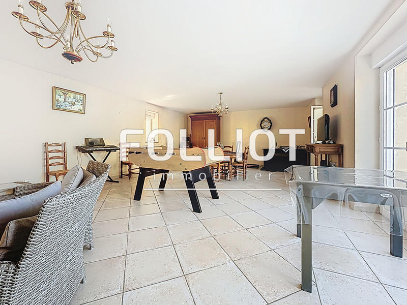 Maison - 302 m² - 16 pièces