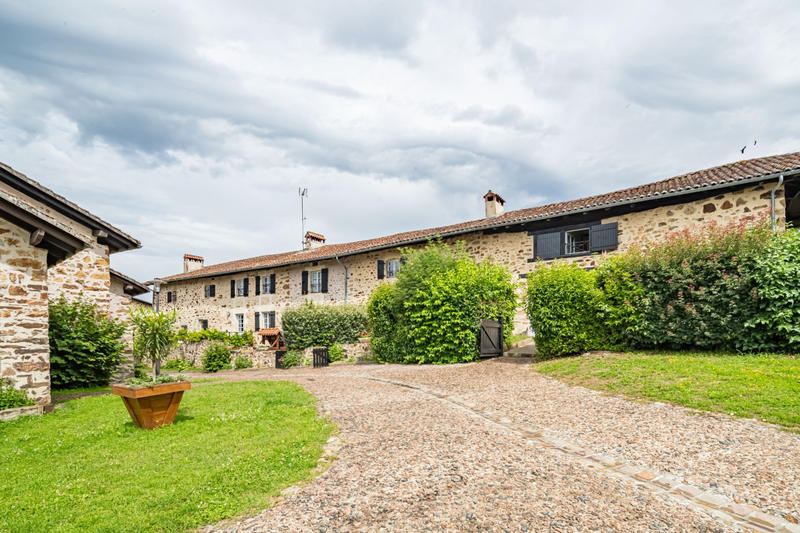 Maison - 1 791 m² - 39 pièces