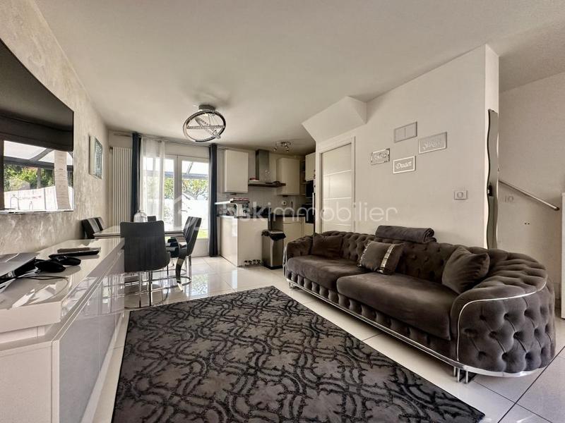 Maison - 216 m² - 14 pièces