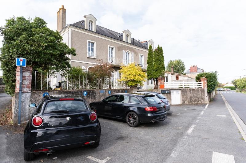 Demeure - 249 m² - 17 pièces