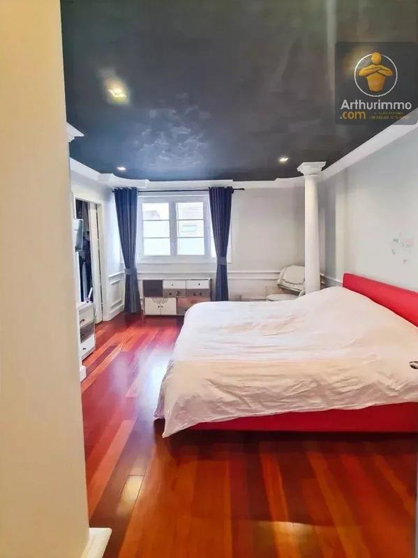 Maison - 230 m² - 7 pièces