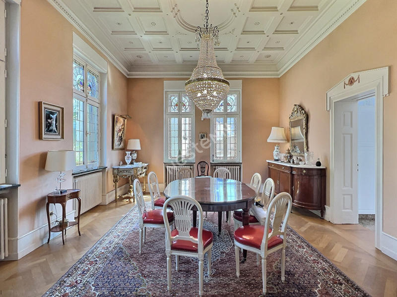 Maison - 258 m² - 8 pièces