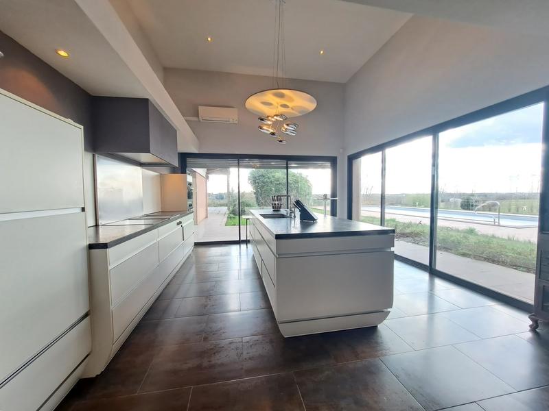 Maison - 305 m² - 6 pièces