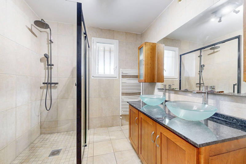 Maison - 222 m² - 8 pièces