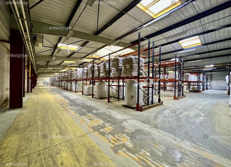 Entrepôt - 7 400 m²