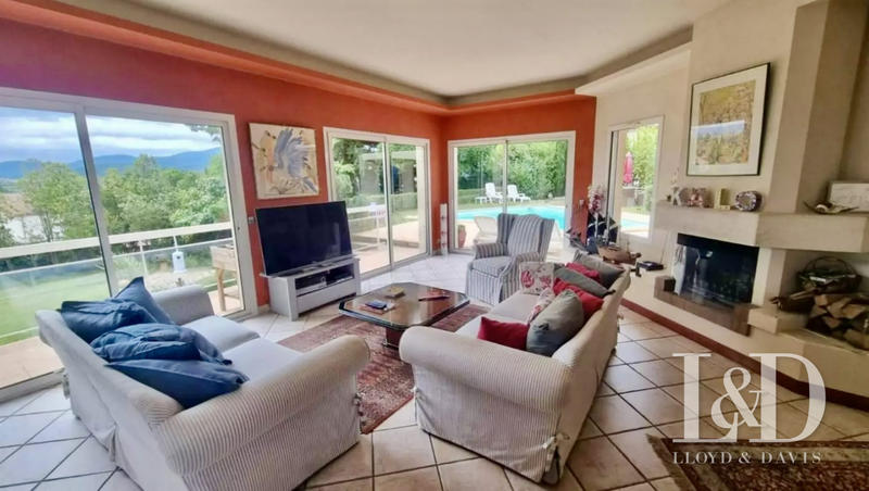 Maison - 313 m² - 9 pièces