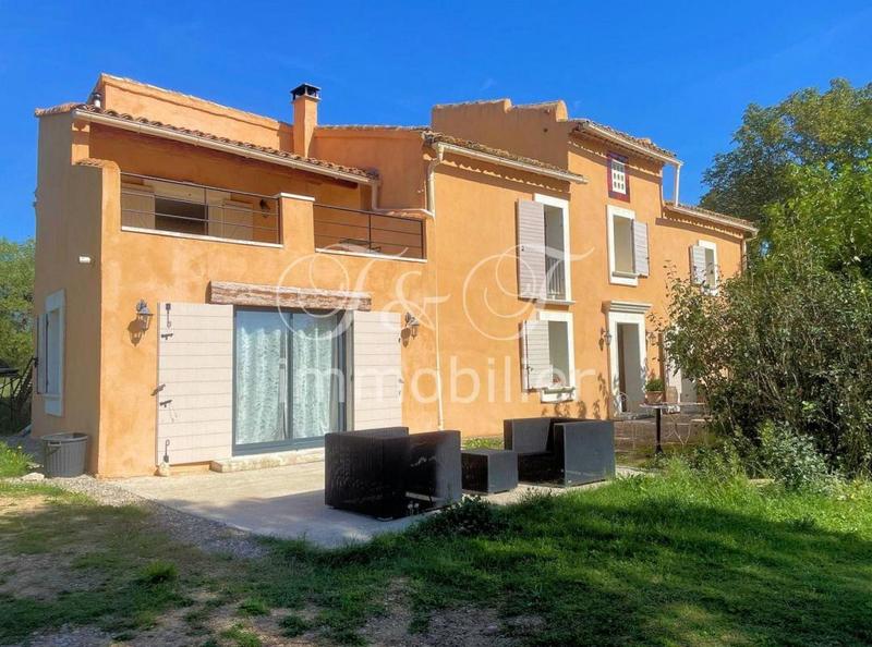 Propriété - 275 m² - 8 pièces