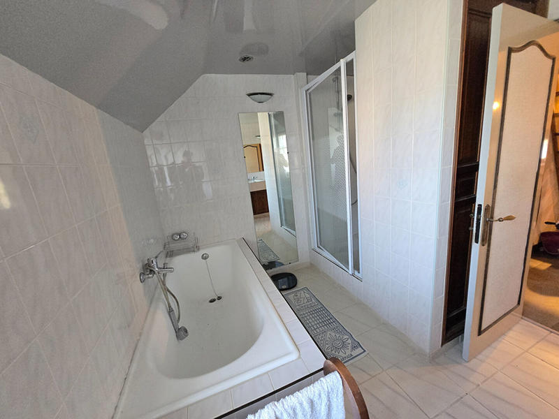 Maison - 240 m² - 7 pièces