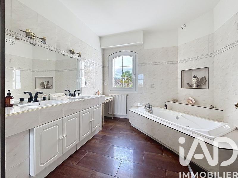 Maison - 328 m² - 8 pièces