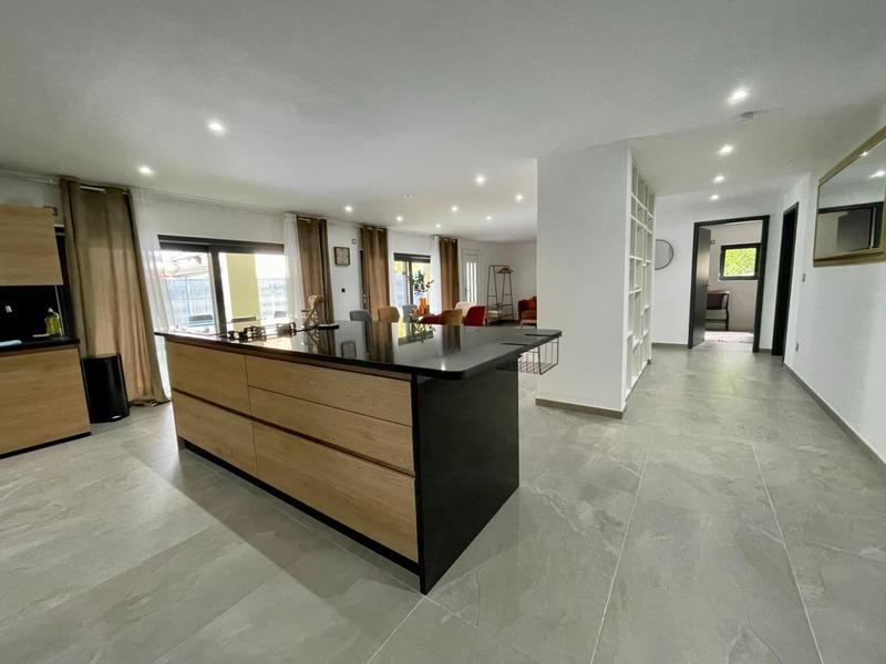 Maison - 328 m² - 9 pièces