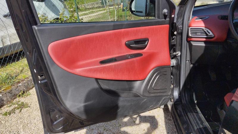 Lancia Ypsilon II 1.2 69 Black &amp; Red