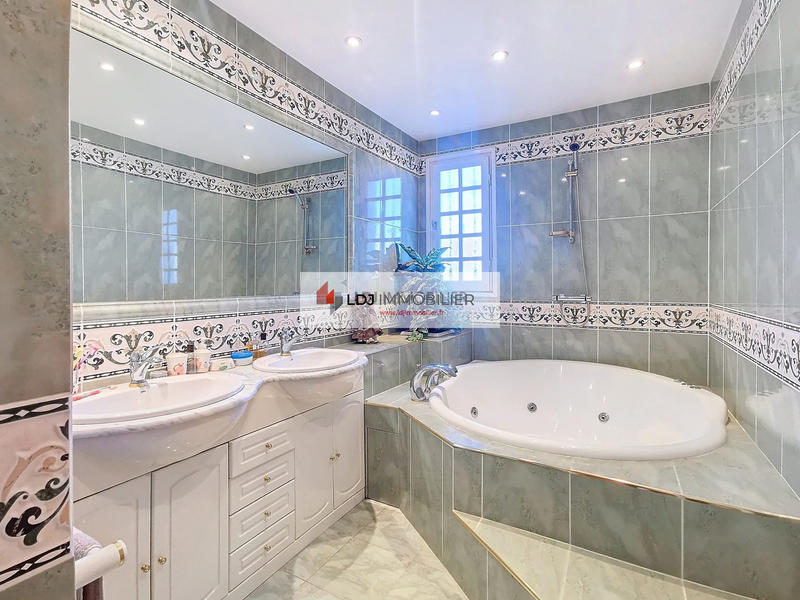 Maison traditionnelle - 175 m² - 7 pièces