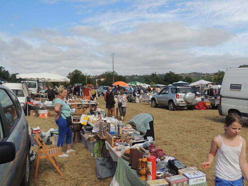 Grand vide grenier - brocante - marché aux puces