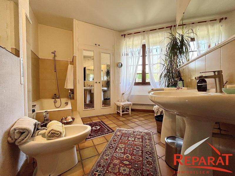 Maison - 202 m² - 7 pièces