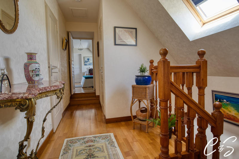 Maison - 219 m² - 8 pièces