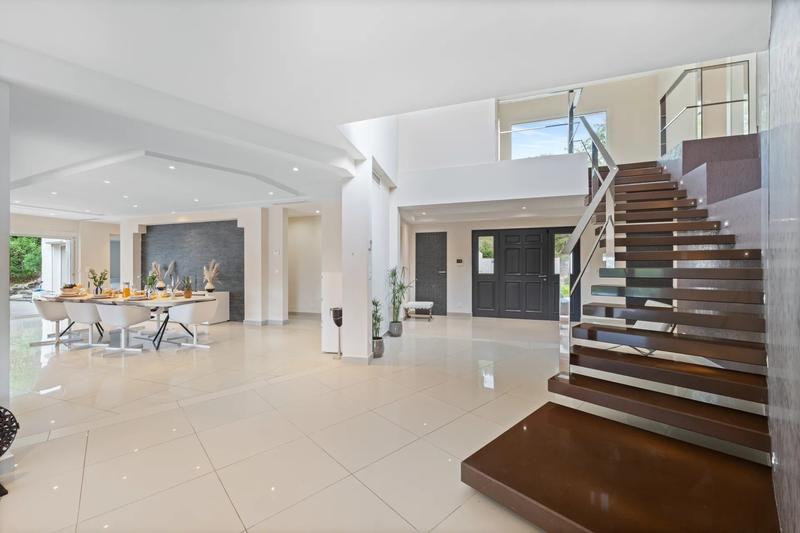 Maison - 588 m² - 8 pièces