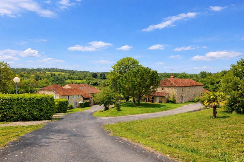 Propriété - 1 269 m² - 45 pièces