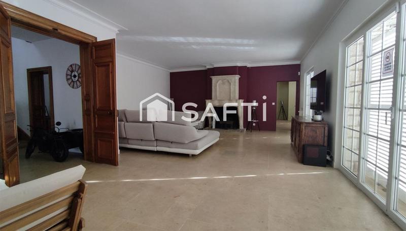 Maison - 355 m² - 18 pièces