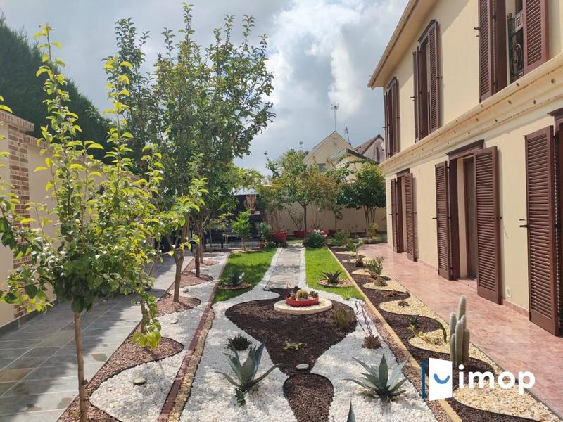 Maison - 214 m² - 8 pièces