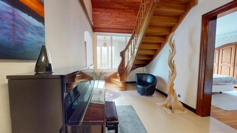 Maison - 204 m² - 7 pièces