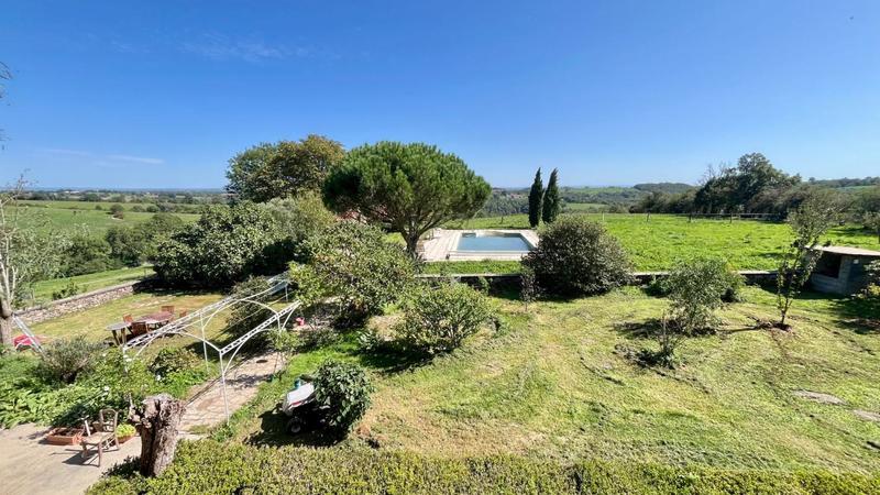 Maison - 240 m² - 6 pièces