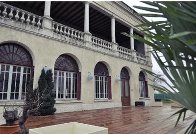 Propriété - 1 000 m² - 14 pièces