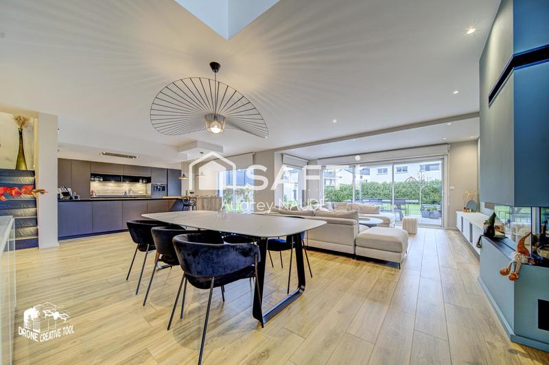 Maison - 235 m² - 8 pièces