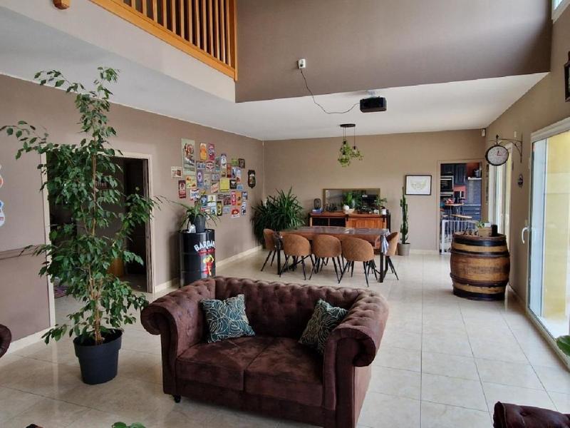 Maison - 325 m² - 9 pièces