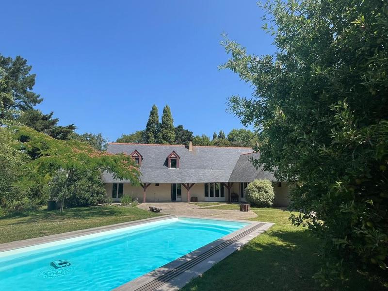 Propriété - 227 m² - 6 pièces