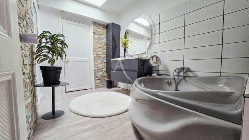 Maison - 165 m² - 10 pièces