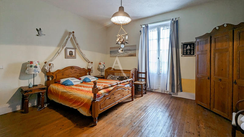 Maison - 263 m² - 10 pièces