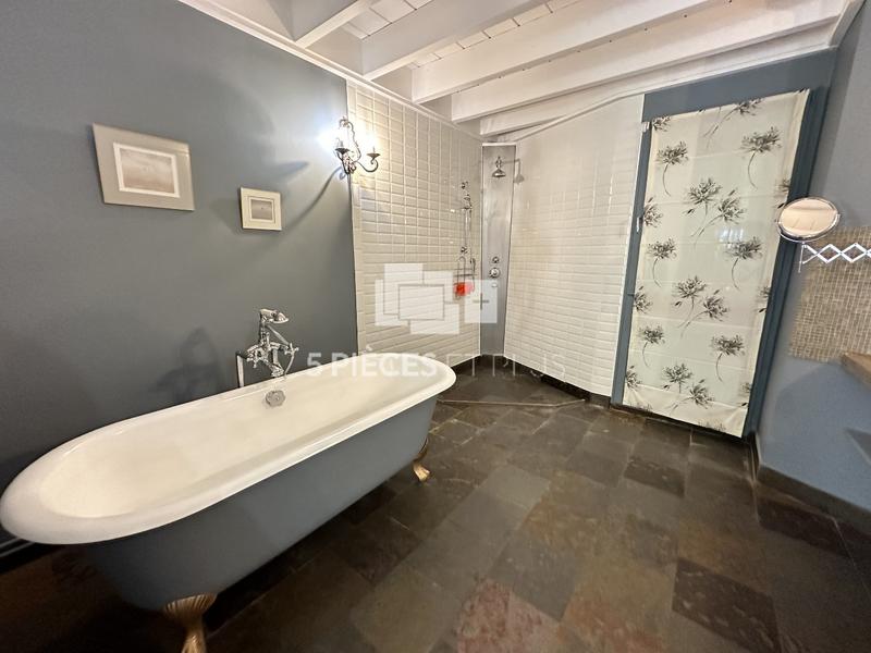 Maison - 250 m² - 10 pièces