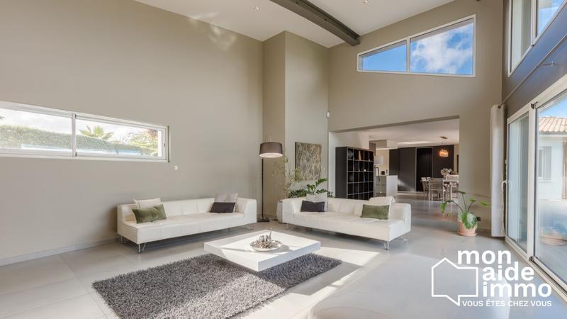 Maison contemporaine - 252 m² - 7 pièces