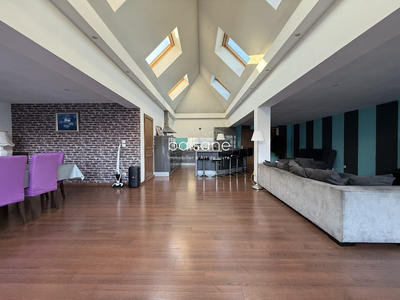 Loft - 242 m² - 6 pièces