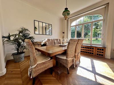 Maison - 219 m² - 8 pièces