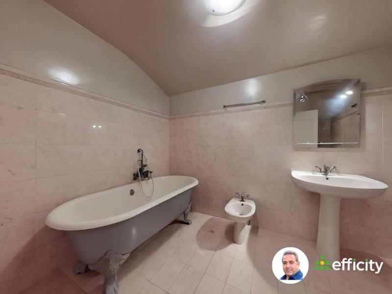 Maison - 222 m² - 5 pièces