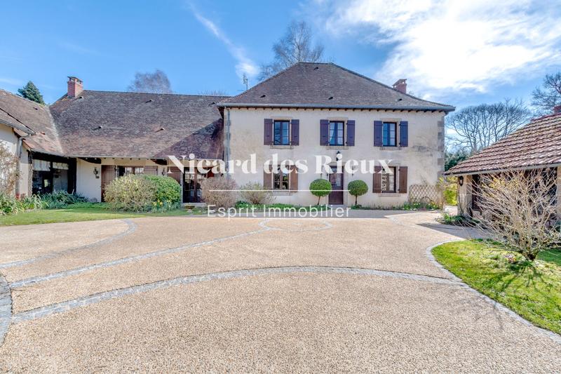 Maison - 317 m² - 11 pièces