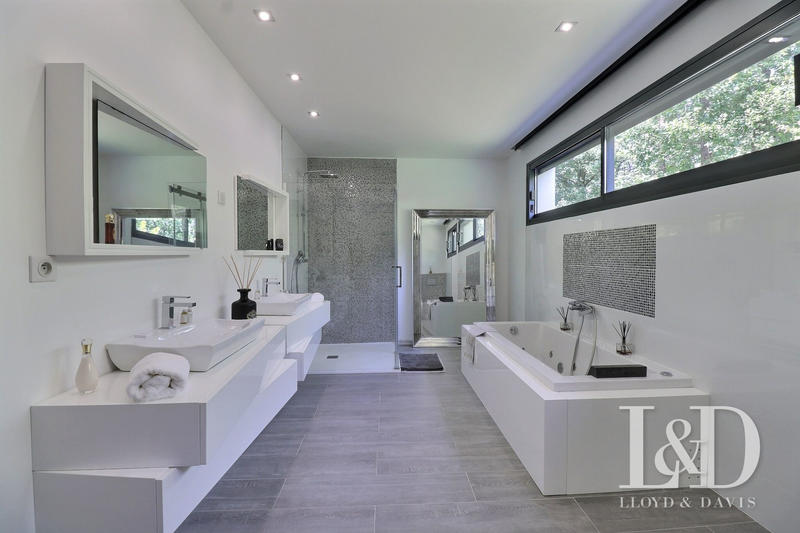 Maison - 433 m² - 12 pièces