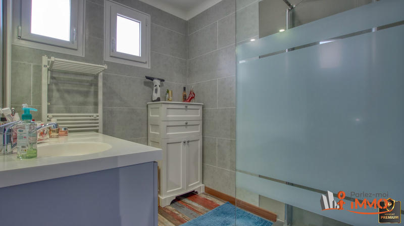 Maison traditionnelle - 268 m² - 10 pièces