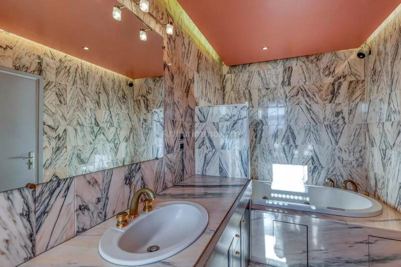 Appartement - 214 m² - 6 pièces