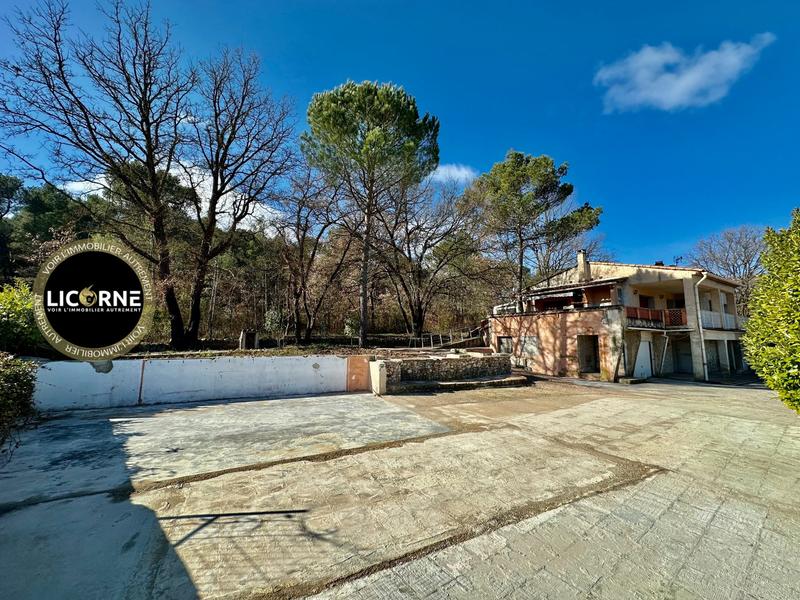 Villa - 168 m² - 9 pièces