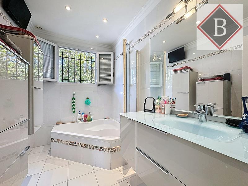 Maison - 181 m² - 7 pièces