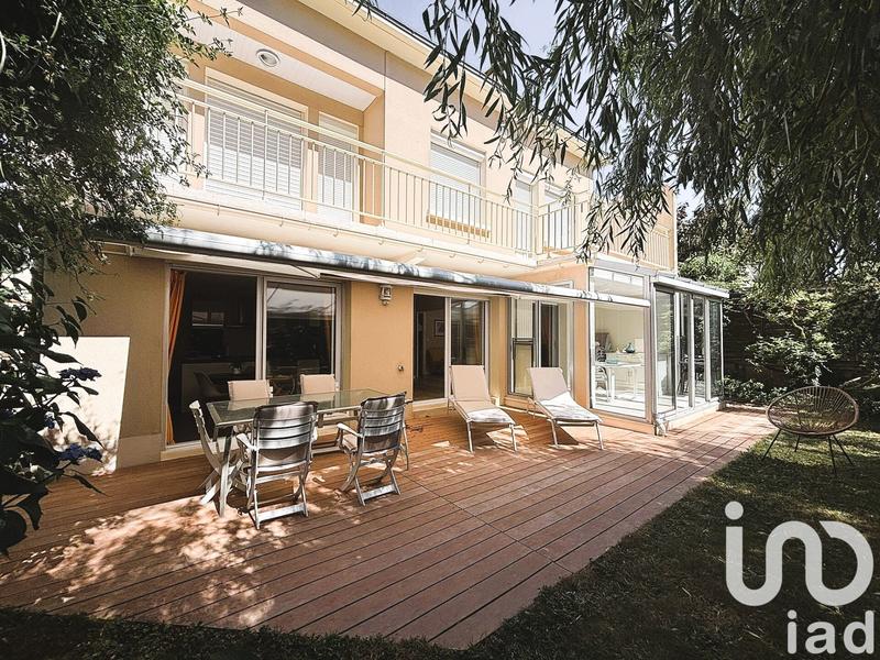 Maison - 210 m² - 6 pièces