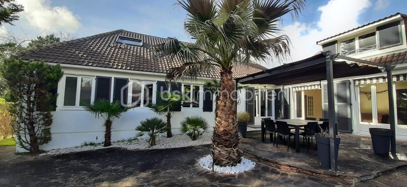 Demeure - 251 m² - 8 pièces