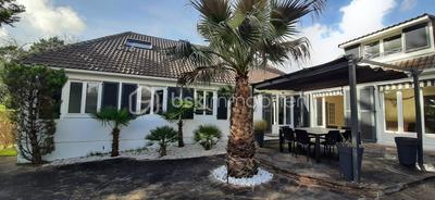 Demeure - 251 m² - 8 pièces