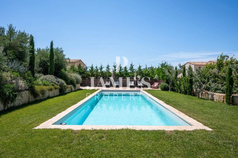 Maison - 250 m² - 6 pièces