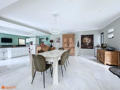 Maison - 217 m² - 5 pièces